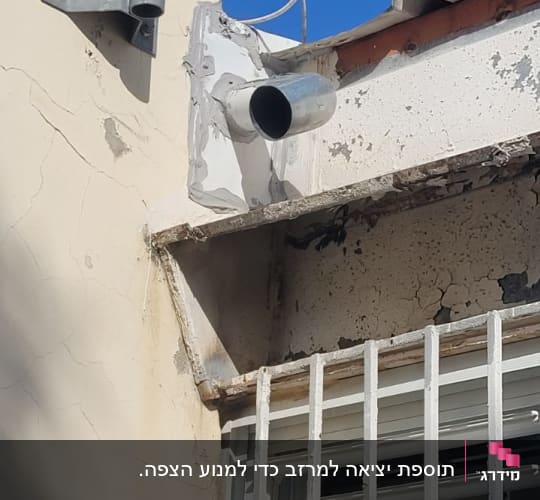צינור מתכת מותקן על קיר ליד גג